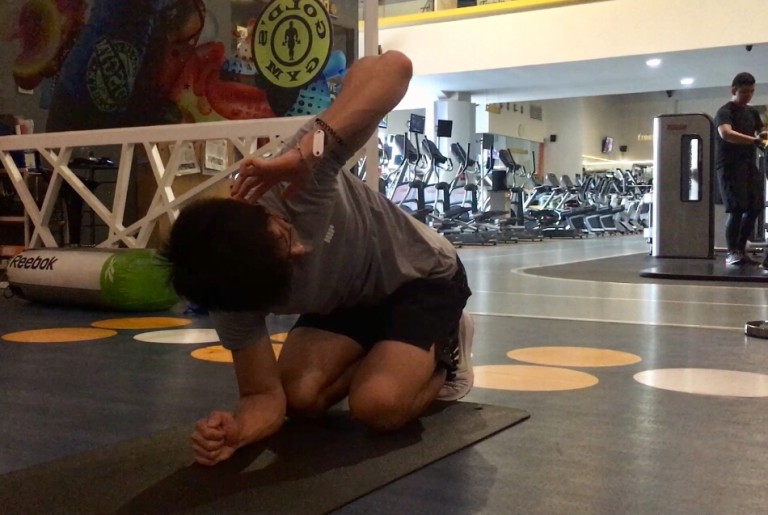 股関節と胸椎の可動域を向上させる簡単なコツ【ランバーロックの利用】